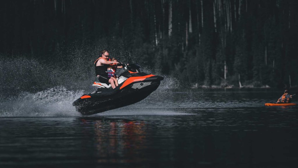 Tips-To-Avoid-Common-Jet-Ski-Injuries-Right-Away-on-LifeHack