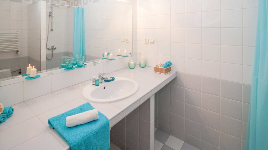 Smart-Ways-for-Enlarging-Bathroom-Spaces-Using-Mirrors-on-lifehack