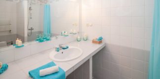 Smart-Ways-for-Enlarging-Bathroom-Spaces-Using-Mirrors-on-lifehack